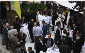 Anregende Gespräche beim traditionellen Sommerfest im begrünten Innenhof des ÖSW in Wien-Josefstadt.